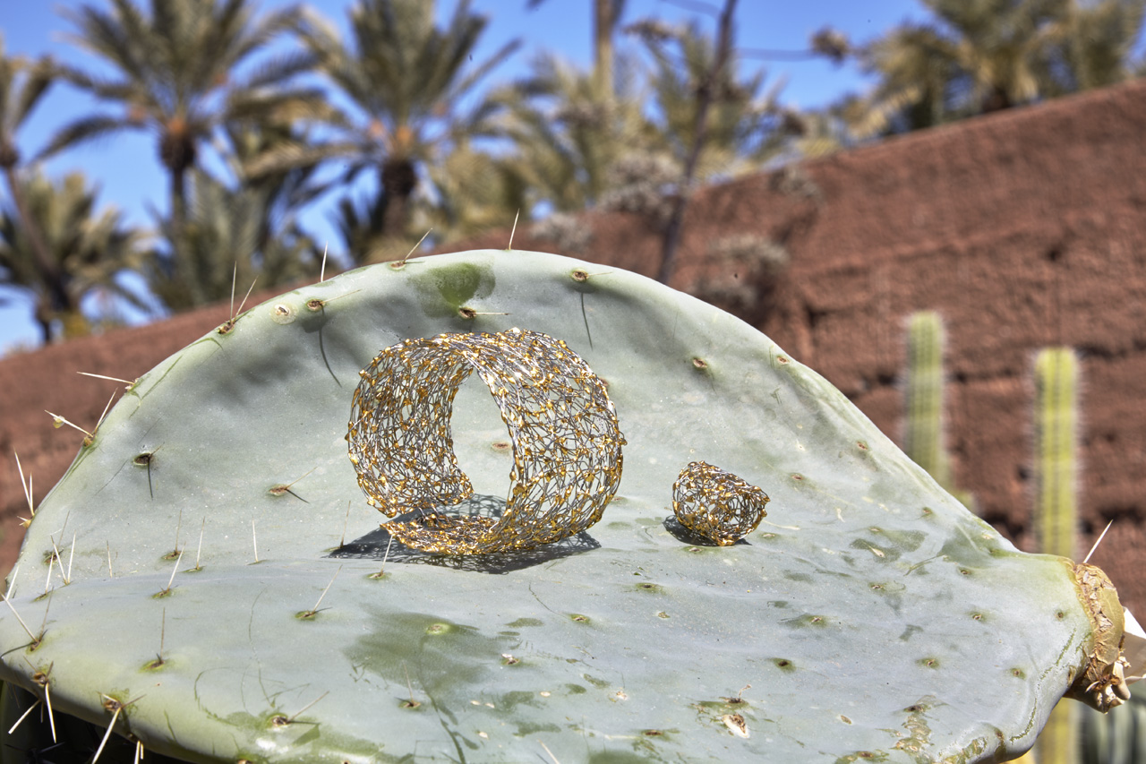 GIBRIEL – Goldwickelarmband auf Kaktus, Marrakech Editorial